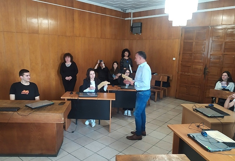 Шестима ученици от СПГИ получиха грамоти за участието си в състезание по машинопис в Районен съд – Велико Търново