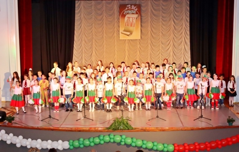 ​С танци, стихове и песни децата на Лясковец славиха първоучителите