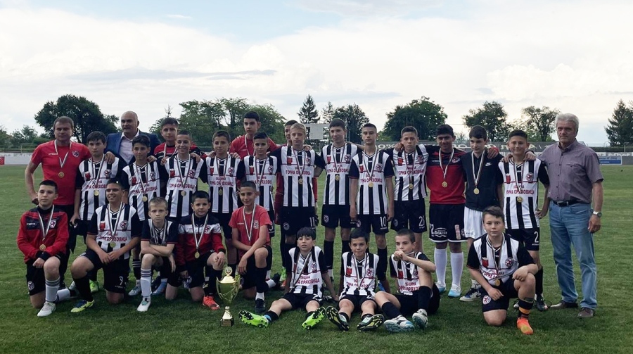 Момчетата на „Локо” вдигнаха шампионската купа във Футбол 11