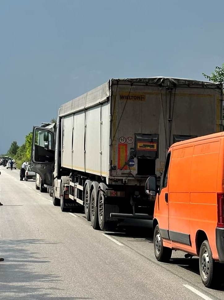 Челен удар между две коли временно затвори пътя между Ресен и Самоводене