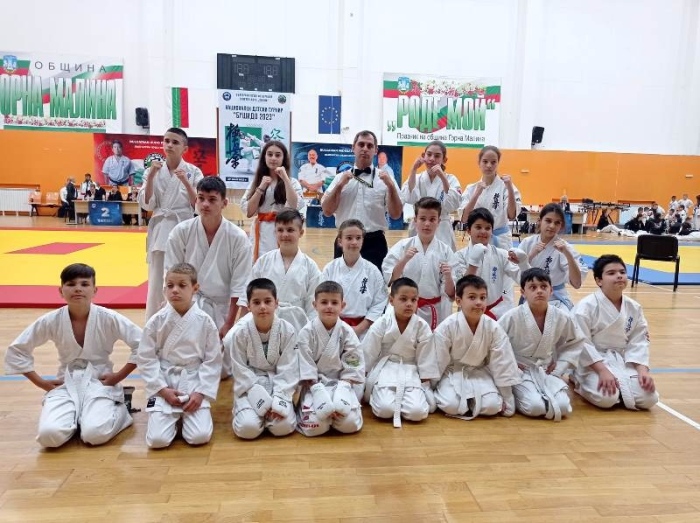 Каратисти от школата на Митко Божанов се върнаха с медали от национален турнир по киокушин