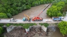 Янтра понижава нивото си, разчистват наноси под мост в подножието на Царевец