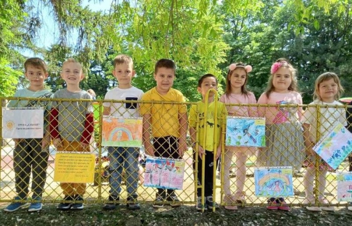 Децата от лясковската ДГ „Пчелица“ наредиха първата си изложба на открито 