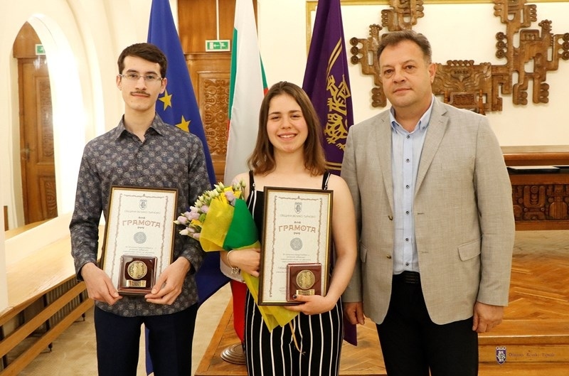 Даниел Панов награди изявени отличници от две училища