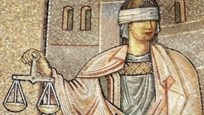 Глобиха мъж, хванат със свалени панталони край стадиона във Велико Търново