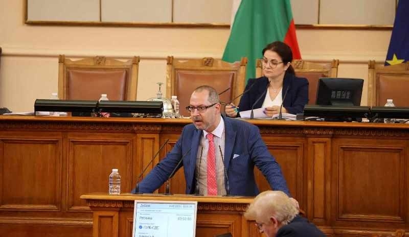 МОН не изключва вероятността да отпусне средства за ремонт на преливника на басейна във ВТУ „Св. св. Кирил и Методий“