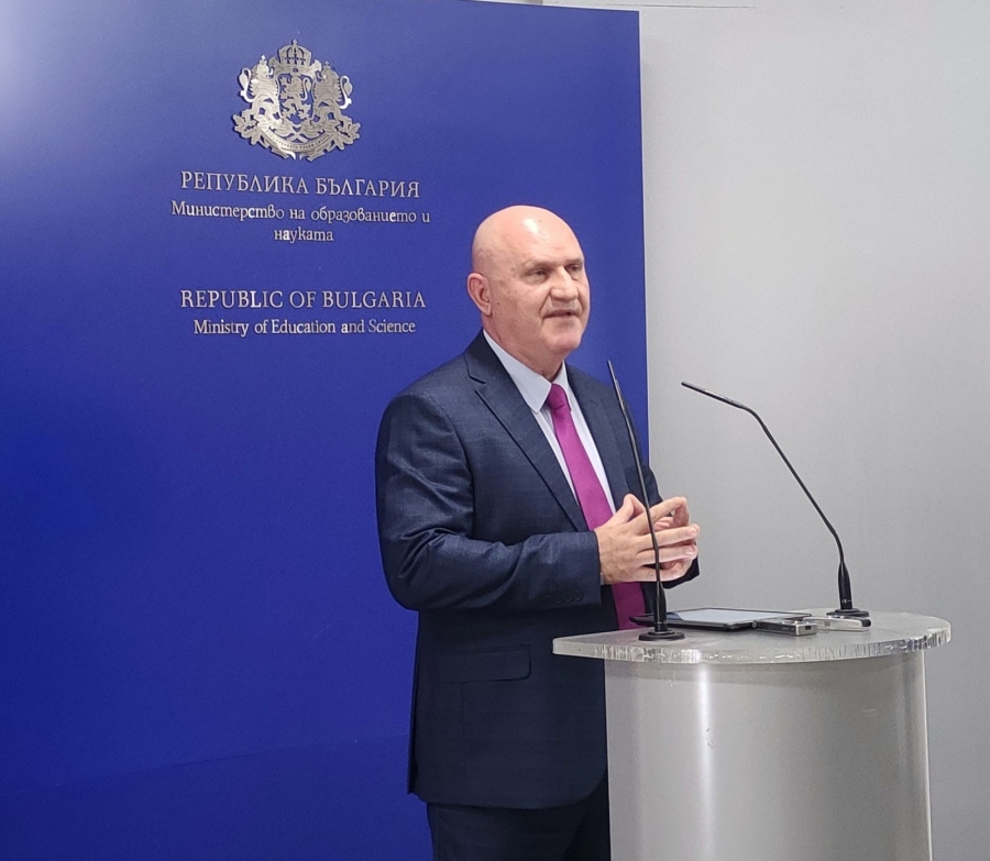 По-малко текущи оценки по учебните предмети, различни дни за националното външно оценяване в 7. и 10. клас и по-късни дати за изпитите за седмокласниците обяви МОН