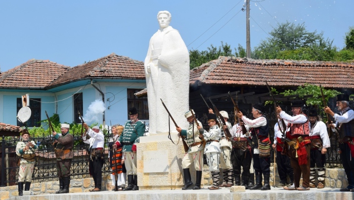 Паметник на Васил Левски бе открит в Раювци
