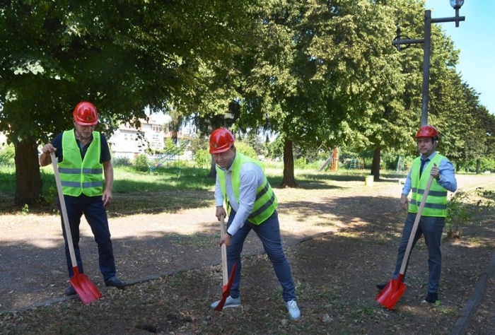 Инж. Емануил Манолов даде начало на реконструкцията в Младежкия парк в Павликени