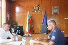 Областният управител Ивайло Здравков и началникът на сектор „Пътна полиция” Радостин Върбанов обсъдиха мерки за намаляване на катастрофи и травматизъм по пътищата в областта