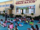 Любими книги и стари вестници разлистваха в Лятната академия на ОУ „Иван Вазов” в Деня на любителите на книги