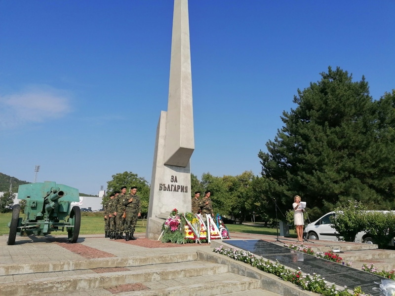 С поклон пред Паметния знак на загиналите и с фолклорен концерт отбелязаха 138-та годишнина на Съединението в Горна Оряховица