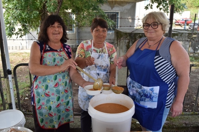 Със здравословен боб без запръжка и магическа вода от местната чешма посрещнаха гостите на празник в Писарево