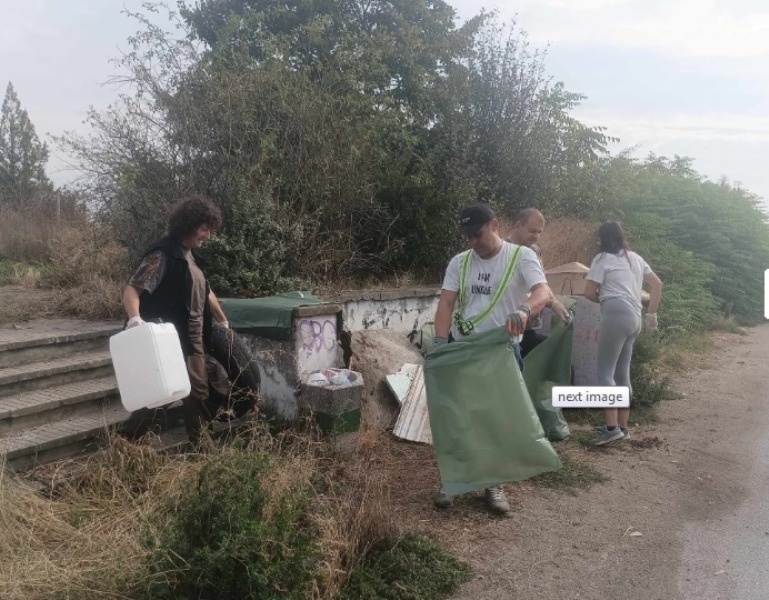 Експерти на РИОСВ почистваха две пътни отбивки в близост до Велико Търново