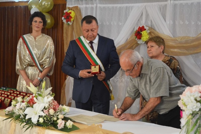 54 семейства с десетилетни бракове честваха своите Златни сватби в Павликени