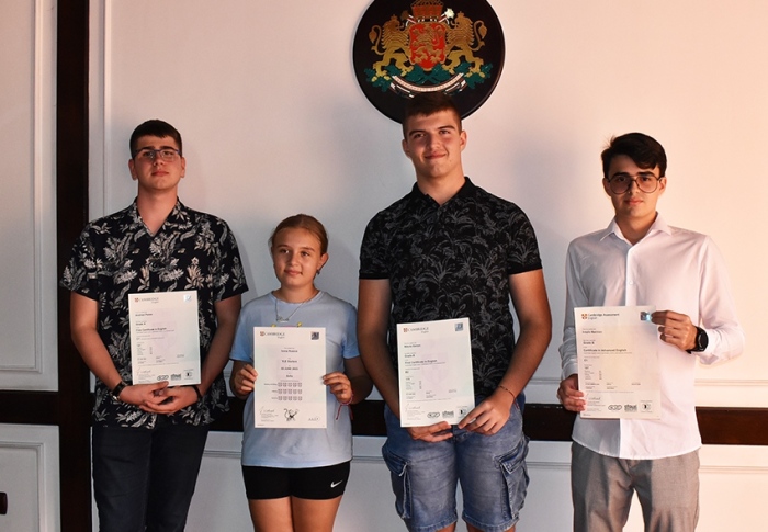 Възпитаници на „Училища Европа“ получиха своите сертификати от Кеймбридж в гербовата зала на Община Горна Оряховица