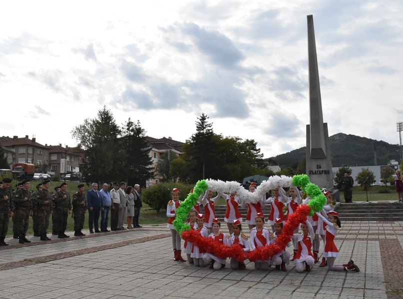 В навечерието на Деня на независимостта в Горна Оряховица се поклониха пред Паметния знак на загиналите във войните