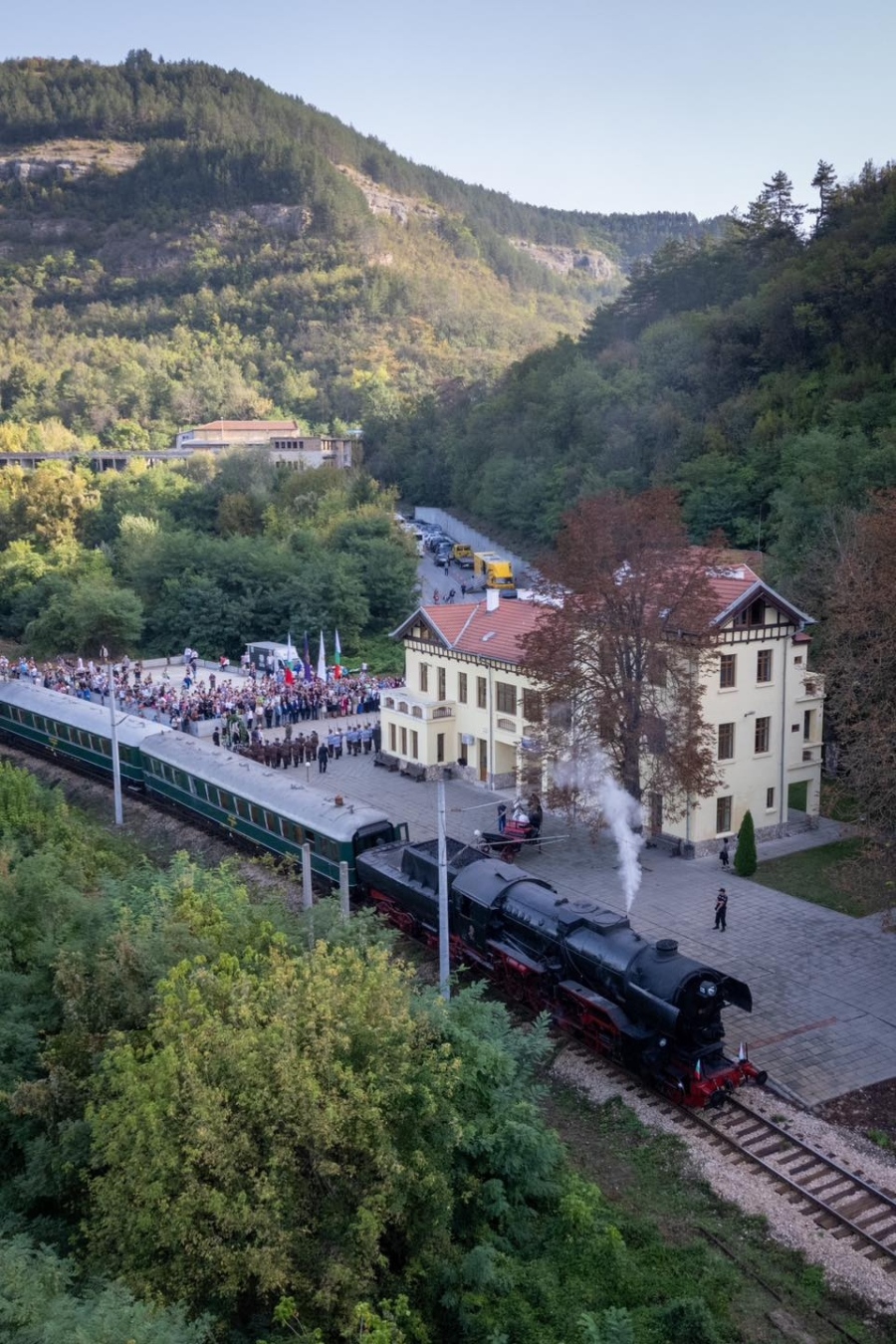 Царски влак пътува от Горна Оряховица до Трявна, а на гара Трапезица от него слязоха Фердинанд и Александър Малинов