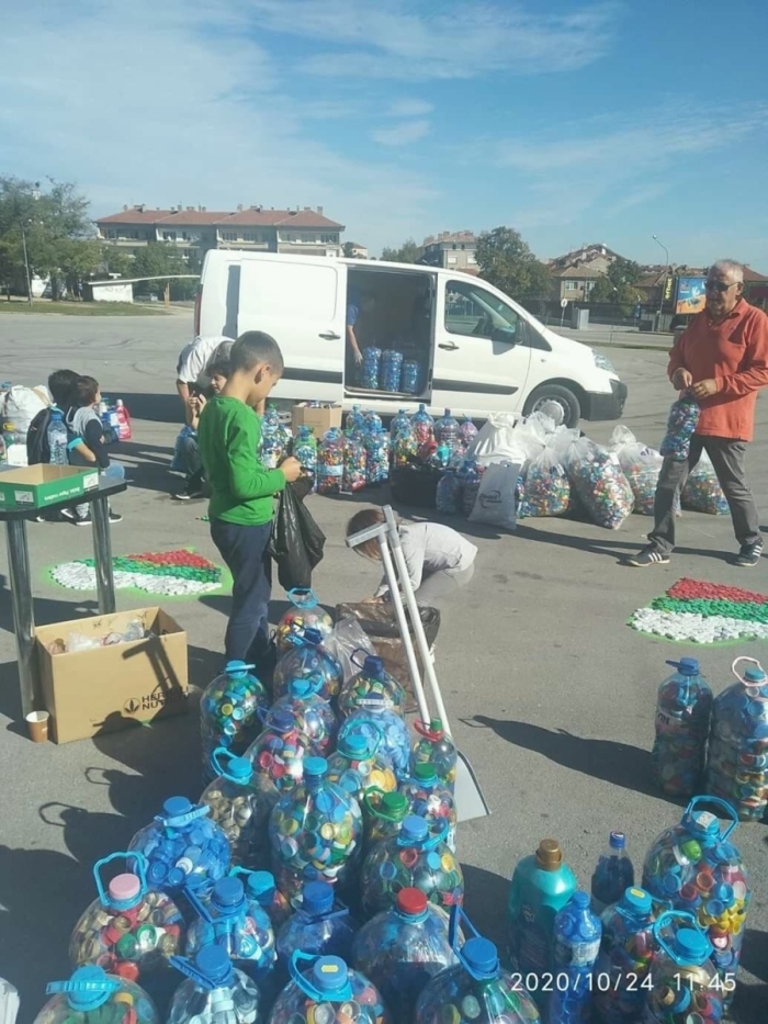 Кампанията „Капачки за бъдеще“ идва във Велико Търново, Горна Оряховица и Лясковец, събира средства за шеста детска линейка