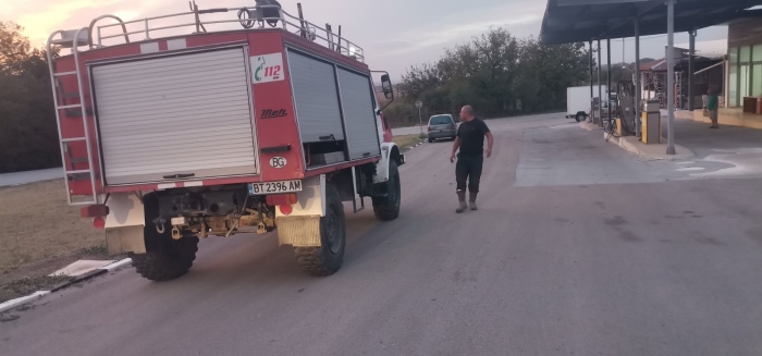 Няколко пожарни и доброволци се борят с пожар край Драганово