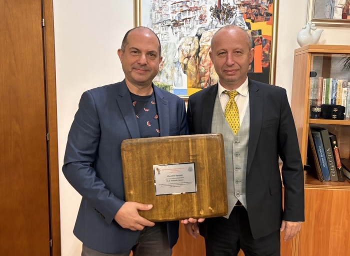 Деканът на Факултета по изобразително изкуство на ВТУ получи награда Aquila D’Oro International