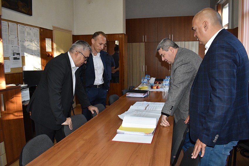 Бившият министър на образованието Красимир Вълчев представи нова програма в ОУ „Св. Паисий Хилендарски”