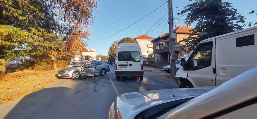Катастрофа затруднява движението по „Васил Априлов“ в Горна Оряховица
