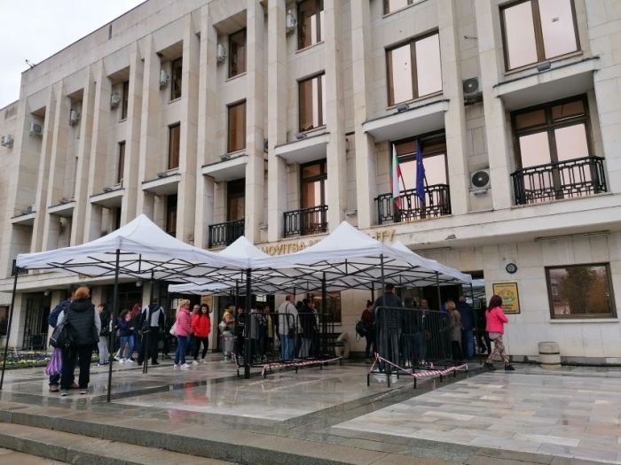 Всички секции в Горнооряховско отвориха нормално, във Върбица избирателите са посрещани от плакати „Не на платения вот“