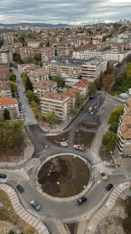 Изграждането на кръговото до Летния театър във Велико Търново навлиза във финален етап, частично променят маршрутите на няколко градски линии