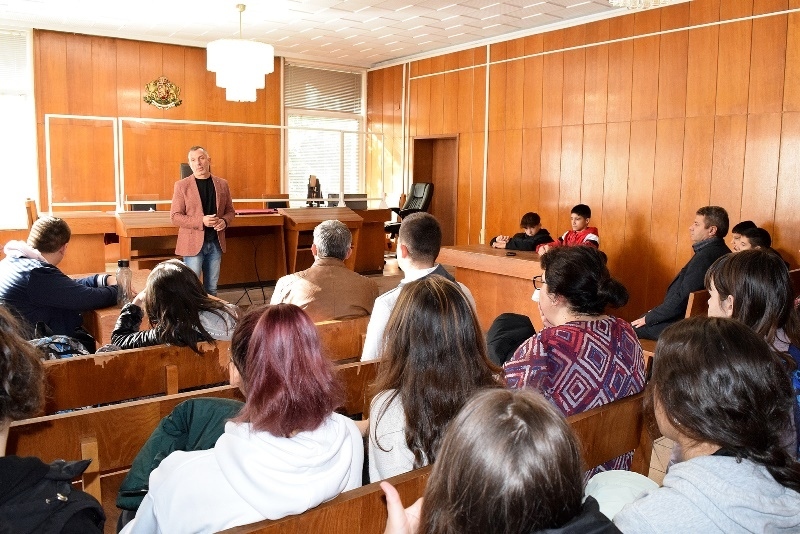 Ученици от ПХГ „Св. св. Кирил и Методий“ посетиха Районен съд – Велико Търново в рамките на образователна програма