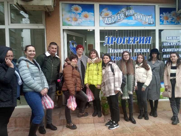 Бъдещи помощник-фармацевти почерпиха от опита на Катя Иванова в лечението с билки