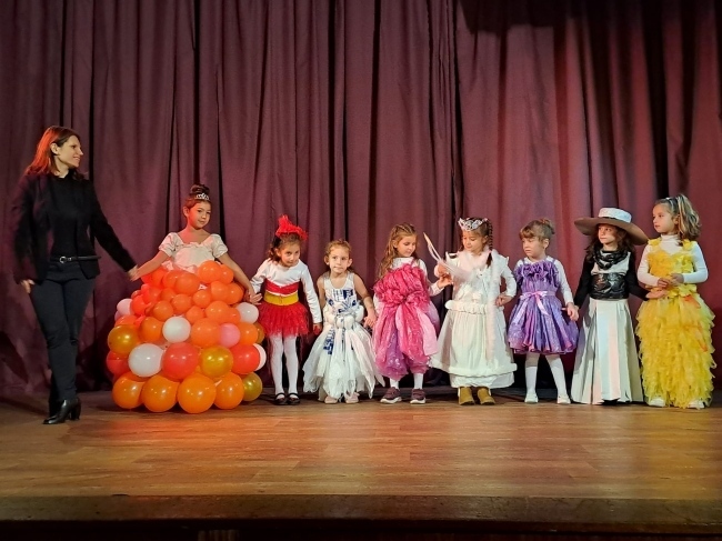 Близо 100 деца от Горна Оряховица дефилираха в костюми от рециклирани материали в модно шоу „Малко въображение“