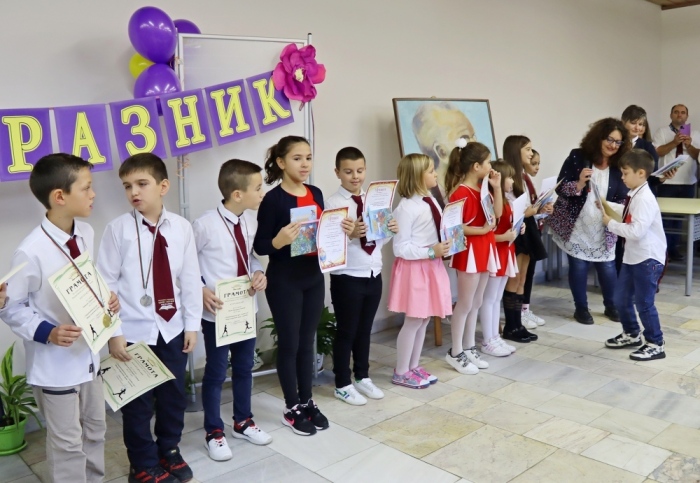 Учениците от НУ „Цани Гинчев“ отбелязаха патронния си празник с много инициативи