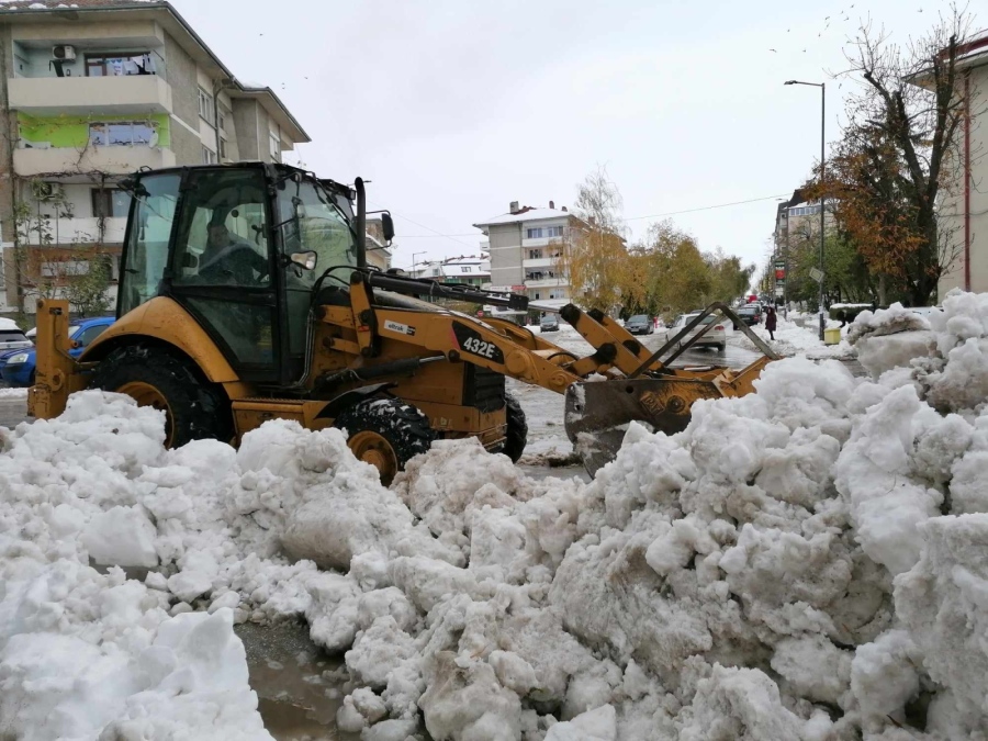 Бизнесменът Петър Минов даде пример и почисти от снега кръстовището пред Съда в Горна Оряховица