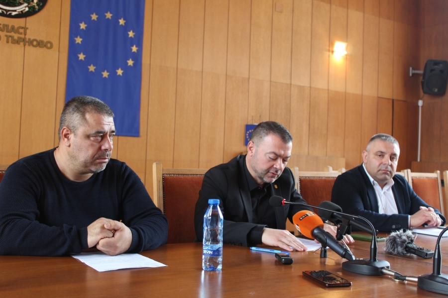 Пътищата в областта са проходими, няма бедстващи хора, увери областният управител Ивайло Здравков