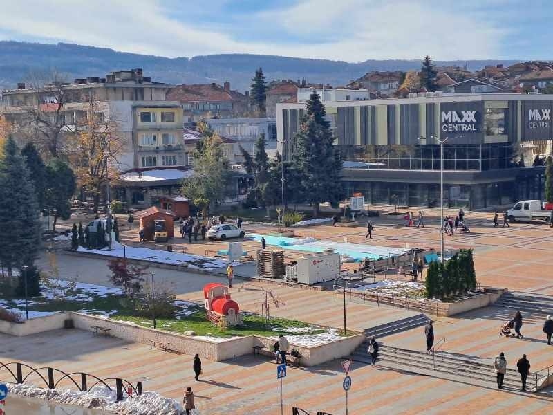 Местят ледената пързалка на площада в Горна Оряховица