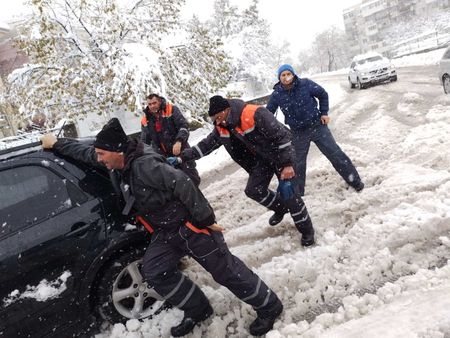 Шепа доброволци оказаха решителна помощ в най-трудния ден от снежното бедствие в  Горна Оряховица