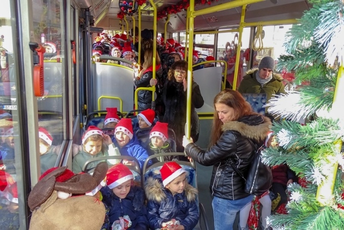 Коледен автобус отново радва малчуганите от детските градини във Велико Търново
