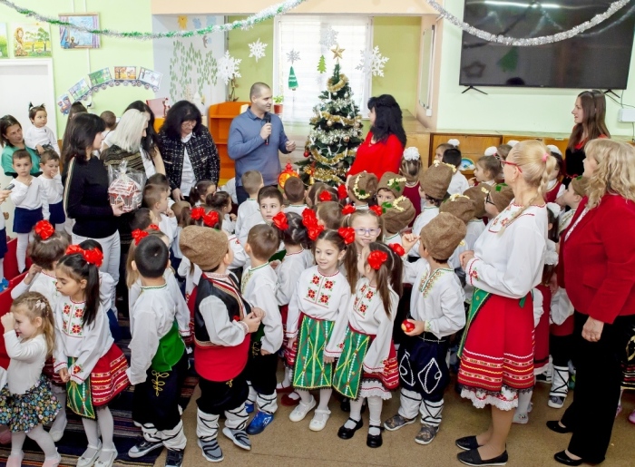 Кметът на Лясковец и децата от ДГ „Радост“ запалиха заедно светлините на коледното дръвче
