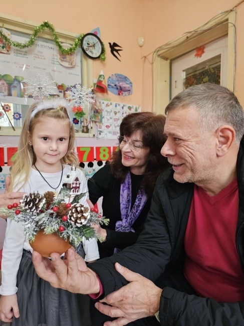 Децата от ДГ „Димитър Генков” зарадваха Николай Рашков и екип на Спешна помощ с картички, сътворени от тях