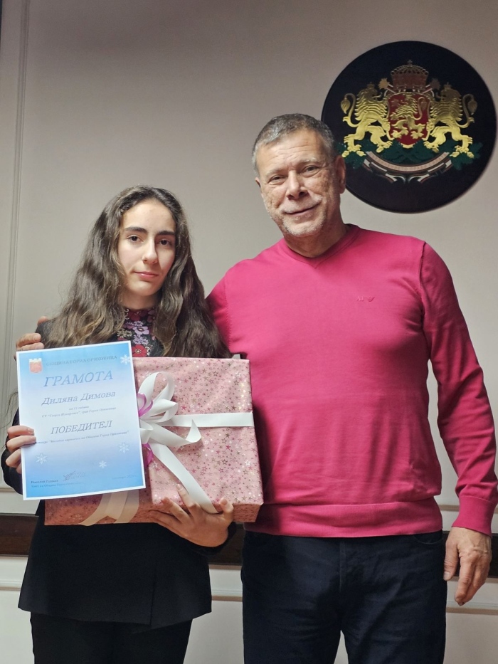 12-годишна ученичка нарисува официалната коледна картичка на Горна Оряховица