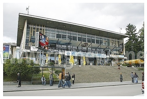 Младежи се сбиха и потрошиха витрина на театъра във Велико Търново
