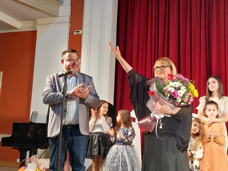 Концерт на Маргарита Хранова изпълни с коледен дух Първото българско читалище в Свищов