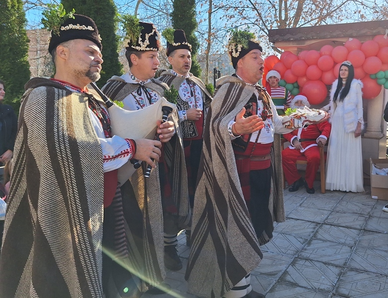 Дядо Коледа и коледарите се събраха за Рождественския празник на дружество „Св. Мина“