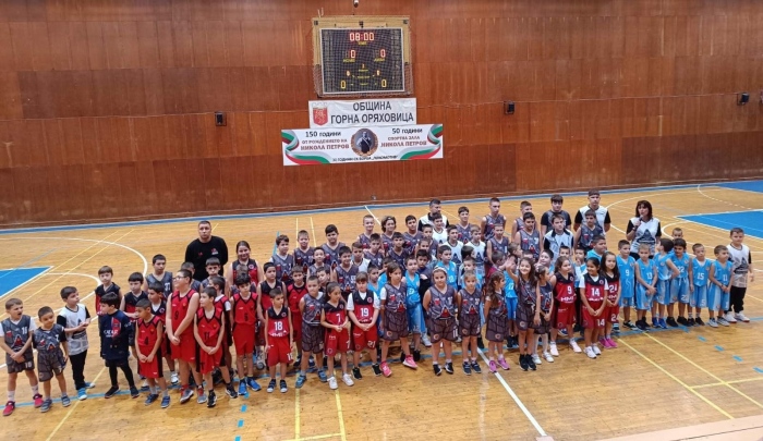 Баскетболни надежди от 6 до 20 години показаха майсторство в празника „Коледни звезди” в Горна Оряховица