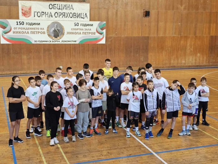 С празнична тренировка и много награди приключи годината за малките баскетболисти на „Локомотив“