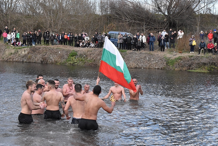 В Първомайци отново канят смелчаци за спасяване на кръста на Богоявление