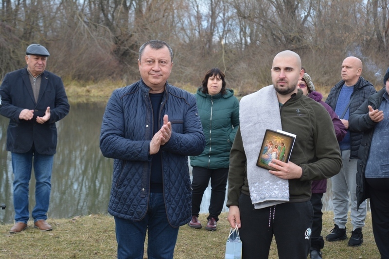 Всички участници в ритуала за Богоявление в Павликени дариха наградите си