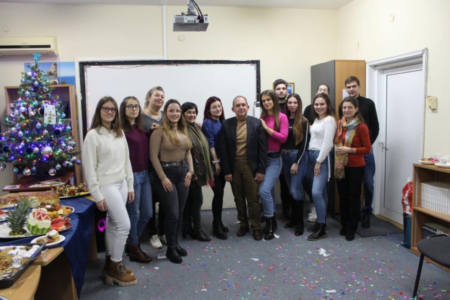 Студенти от ВТУ и ученици от Полски Тръмбеш, изучаващи гръцки език, представиха коледни и новогодишни обичаи от България и Гърция
