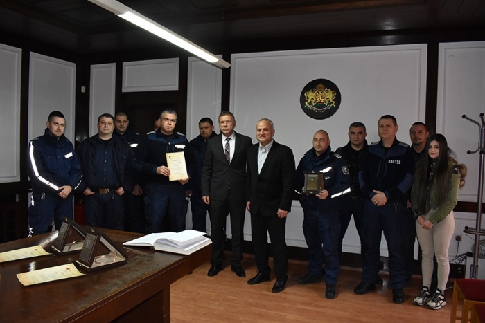 Цялото полицейско управление и Дядо Коледа получиха Почетния знак на Горна Оряховица от кмета Николай Рашков
